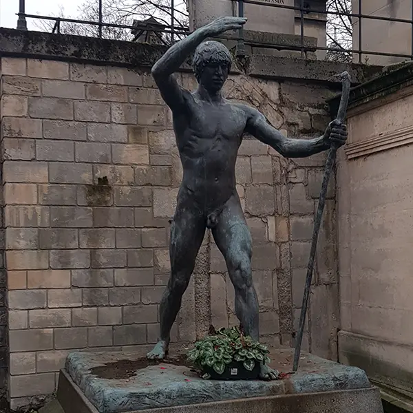 statue nue cimetiere paris