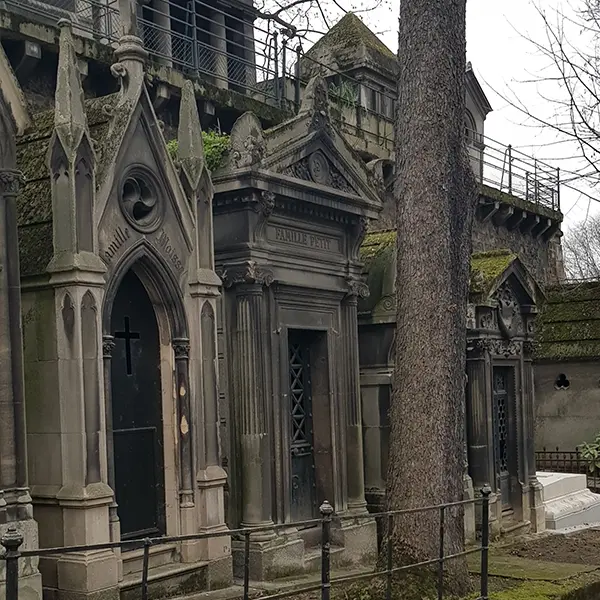 tombe crypte gothique cimetiere paris